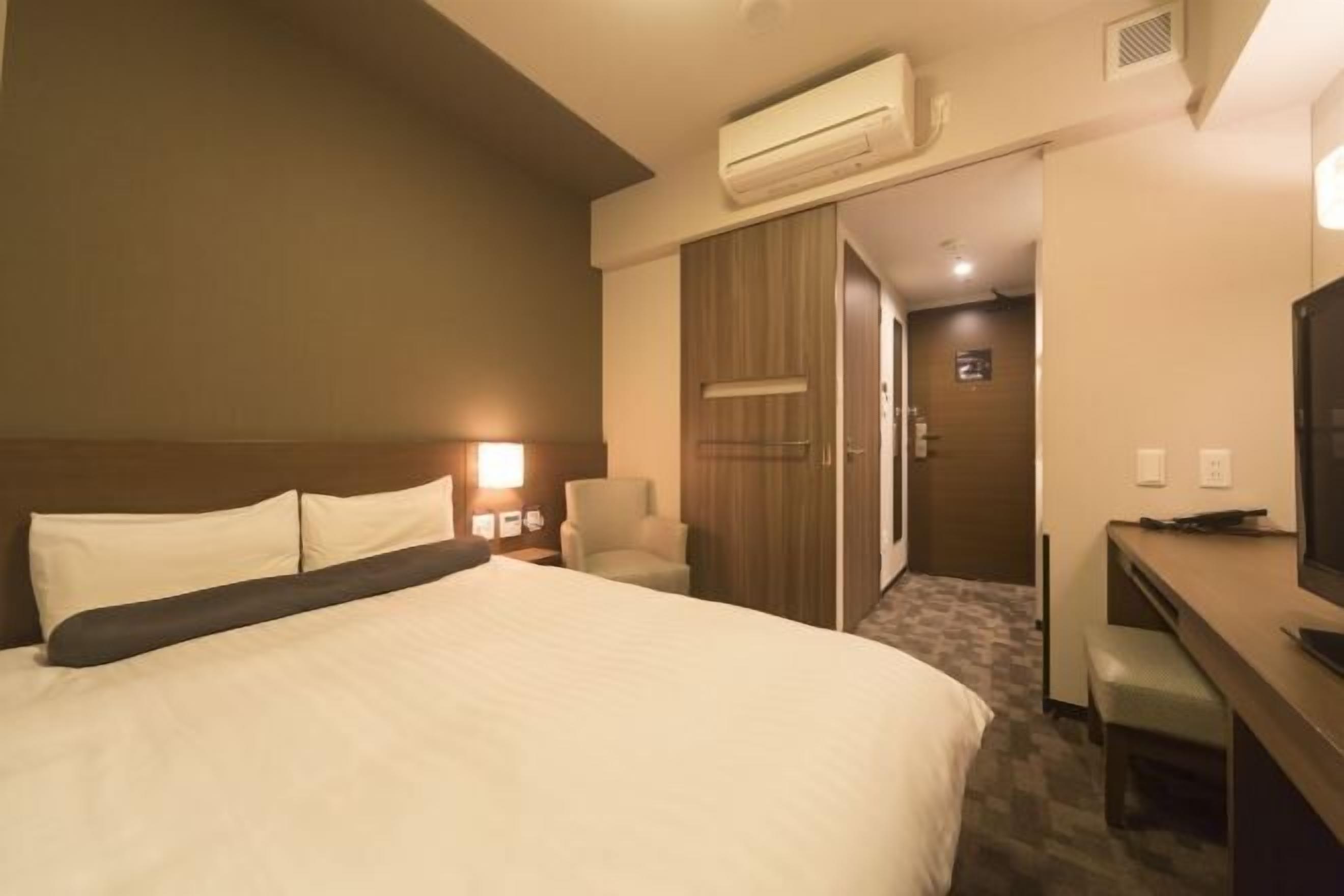 Premium bedding, in-room safe, desk, laptop workspace