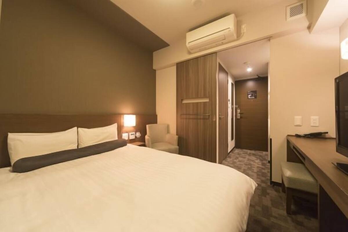 Premium bedding, in-room safe, desk, laptop workspace