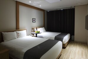 Habitación Deluxe con 2 camas individuales | Artículos del minibar gratis, cortinas blackout y insonorización 