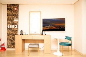 50–tuumainen televisio, jossa kaapelikanavat