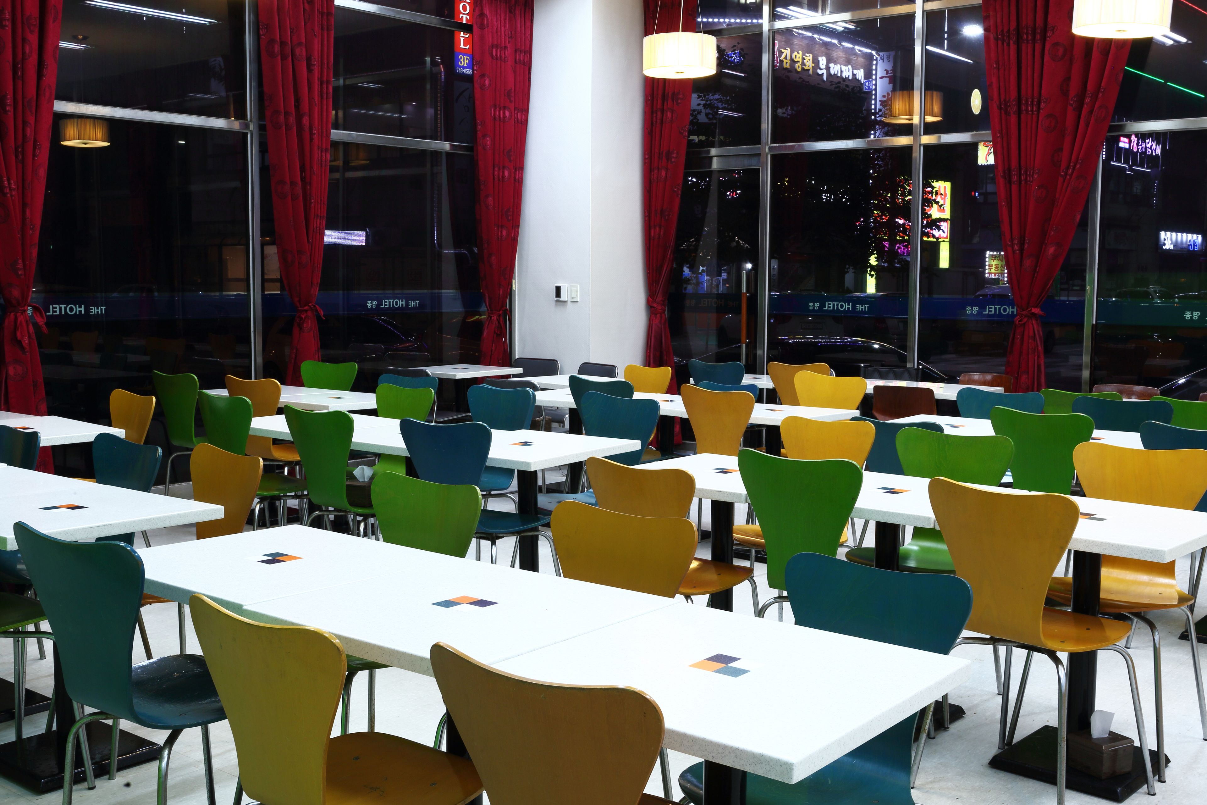 每日供应自助式早餐（每人 KRW 17000）