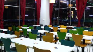 Daily buffet breakfast (KRW 17000 per person)