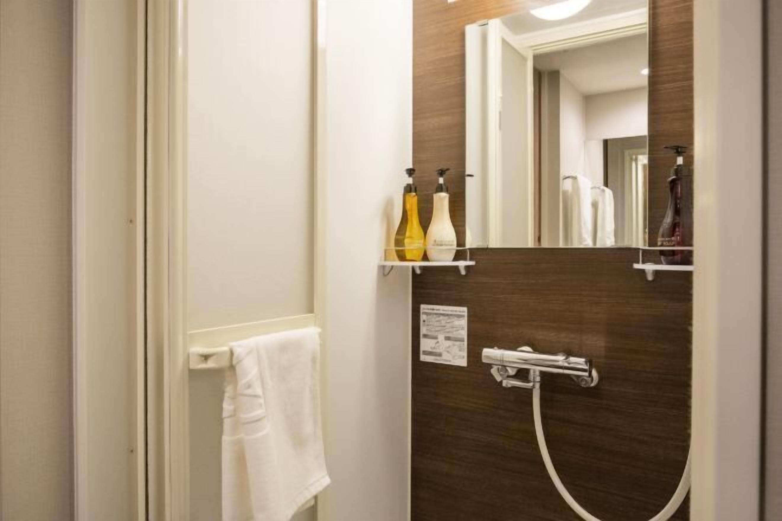 Articles de toilette gratuits, sèche-cheveux, chaussons