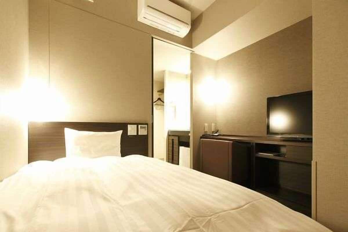 Een bureau, gratis wifi, beddengoed