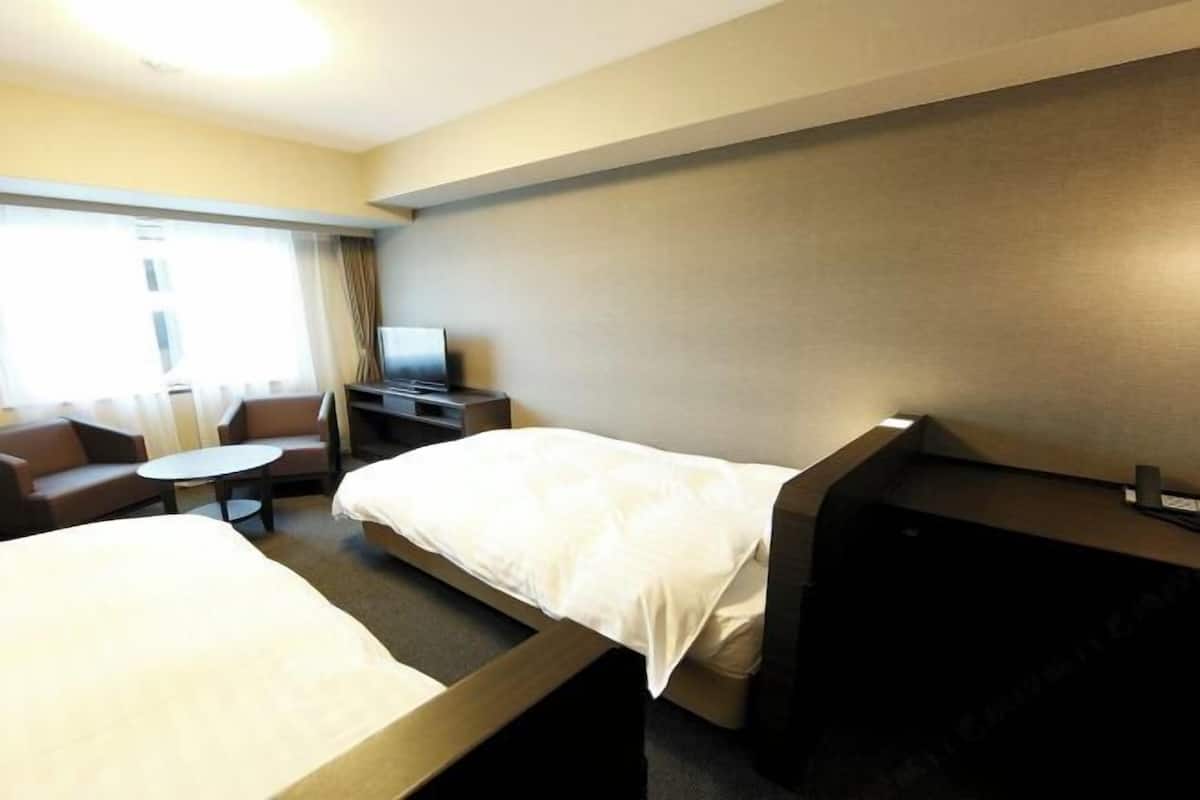 Een bureau, gratis wifi, beddengoed