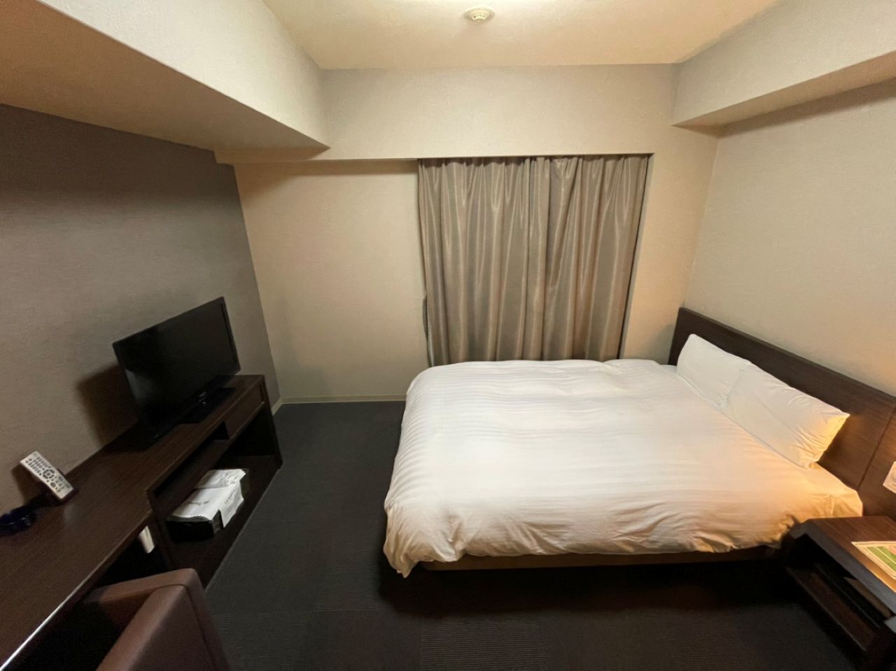 Corner Double Room, Non Smoking | Desk, free WiFi, bed sheets