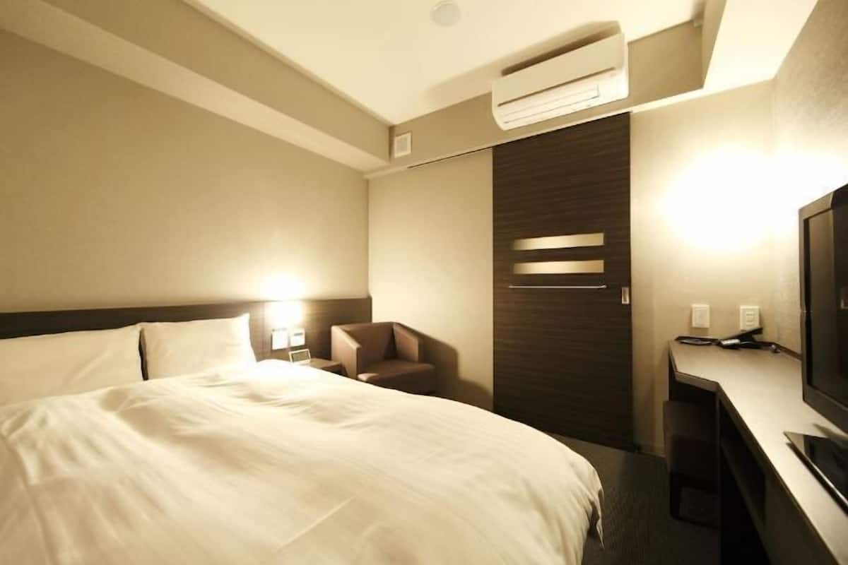 Een bureau, gratis wifi, beddengoed