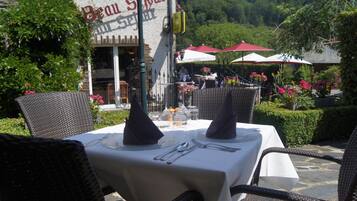 Breakfast, lunch and dinner served