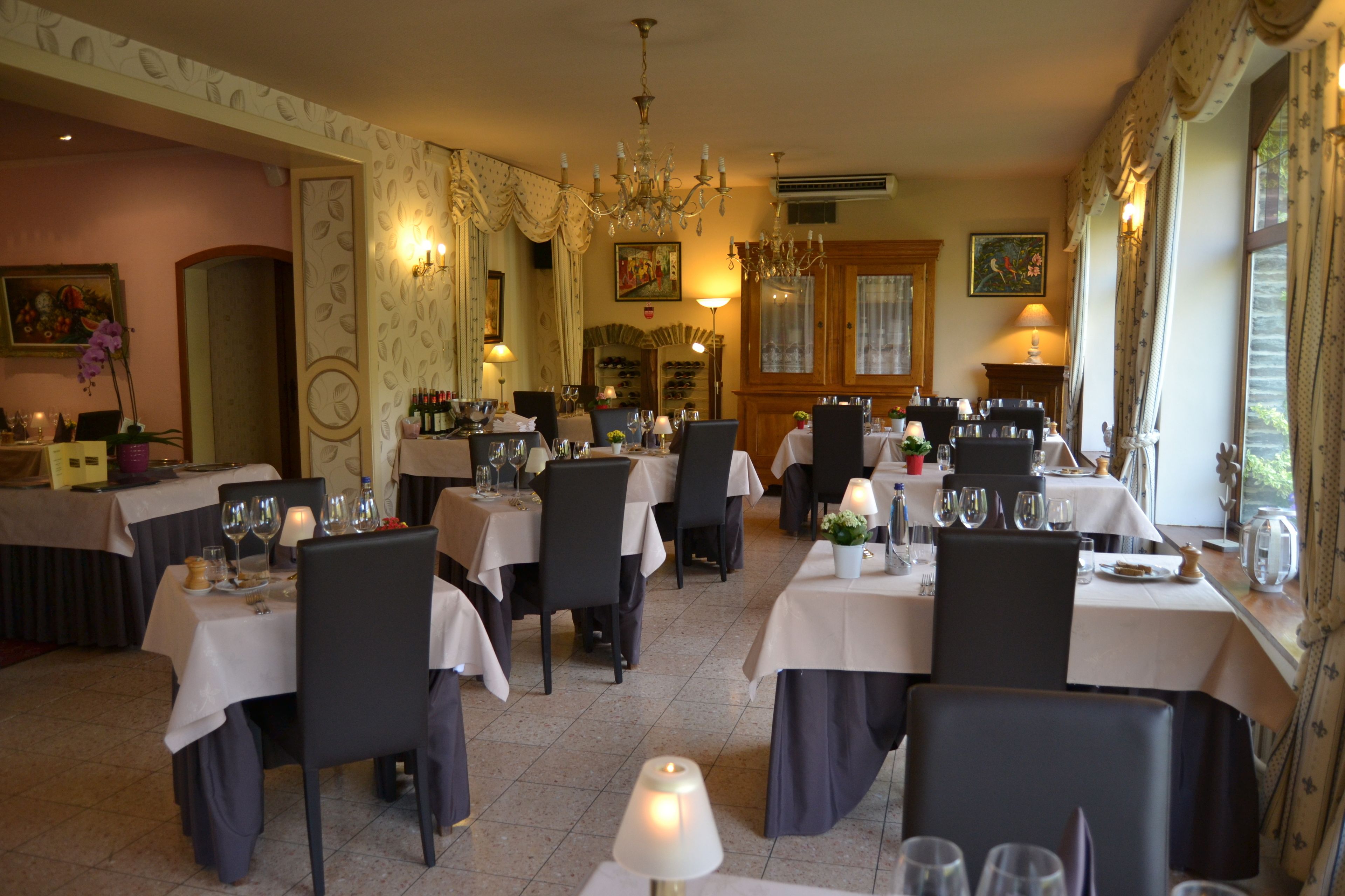 breakfast, lunch and dinner served