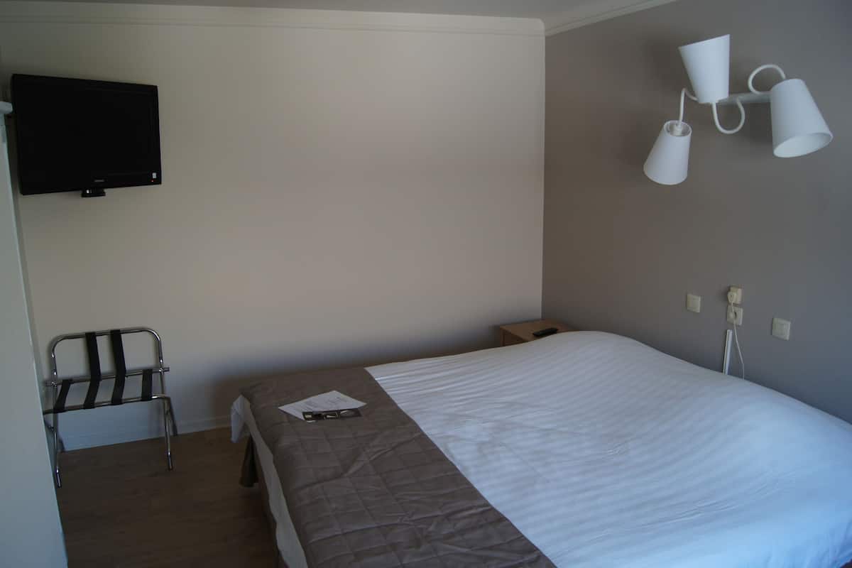 premium bedding, individually furnished, desk, soundproofing