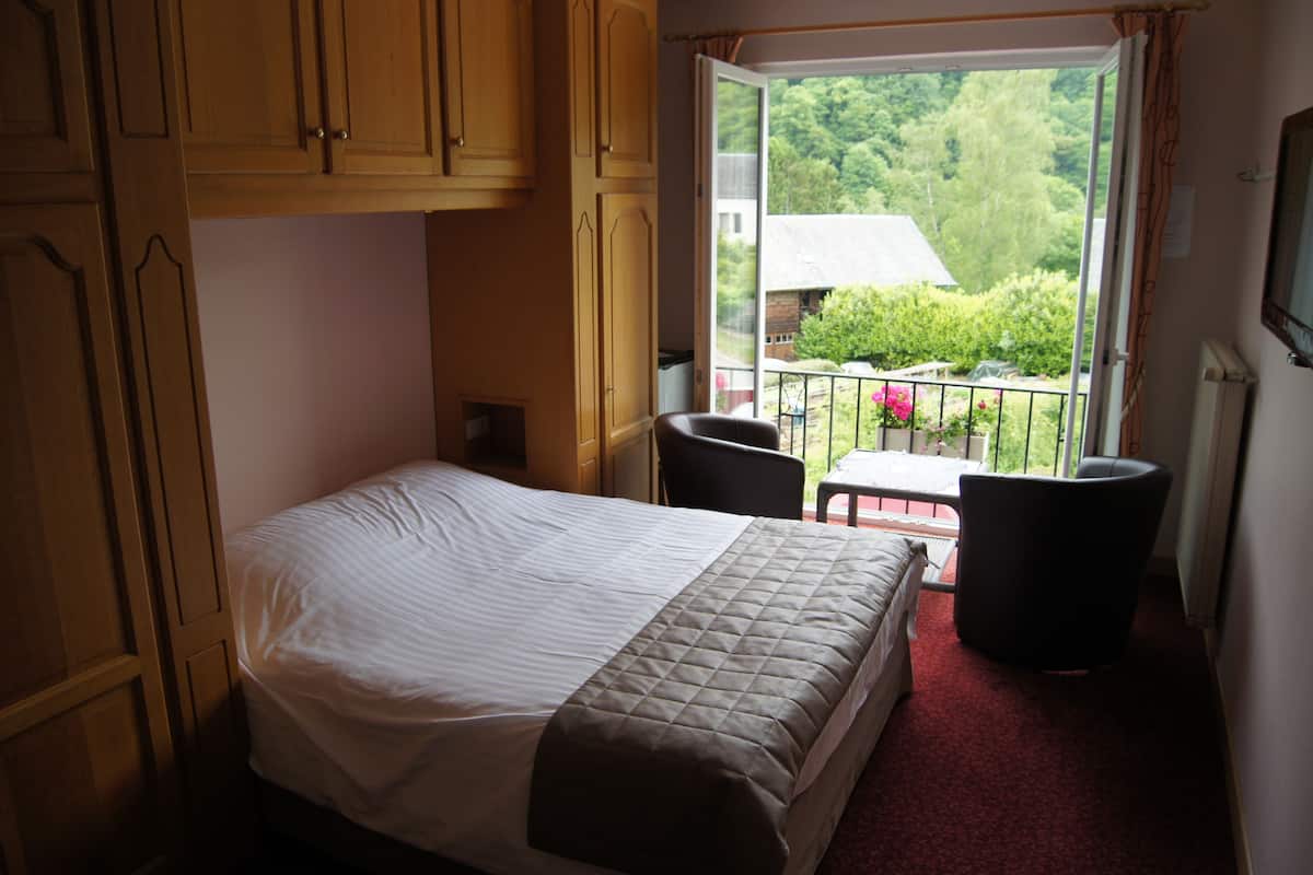 premium bedding, individually furnished, desk, soundproofing