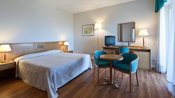 Minibar, Zimmersafe, Schreibtisch, BĂŒgeleisen/BĂŒgelbrett