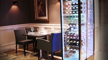 Melayani sarapan, makan siang, makan malam; dengan pemandangan taman