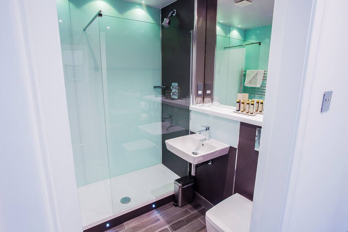 double room | bathroom | combined shower/bathtub, free toiletries, hair dryer, towels