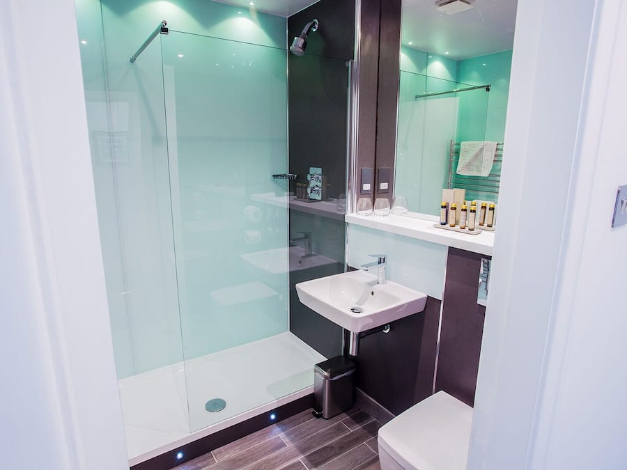 Double Room | Bathroom | Combined shower/tub, free toiletries, hair dryer, towels