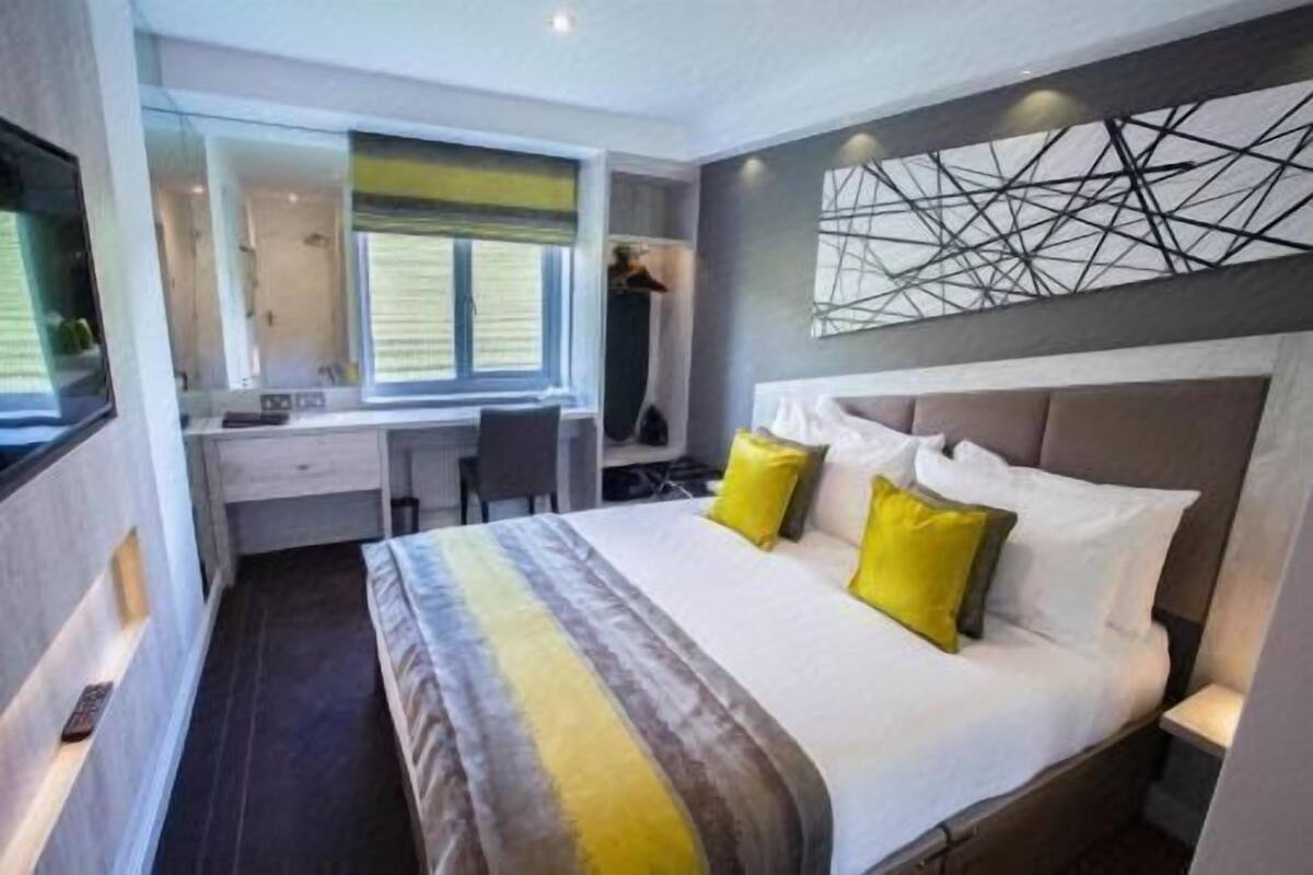 Desk, blackout curtains, iron/ironing board, free WiFi