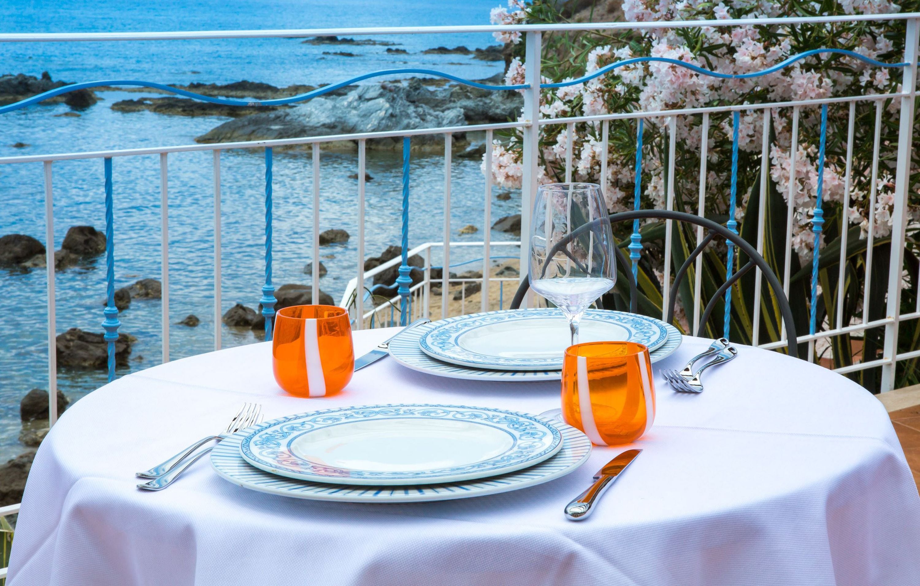 2 restaurants; lunch and dinner served 
