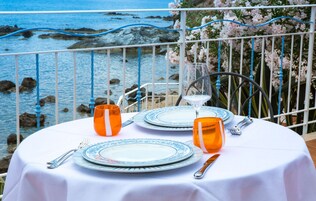 2 restaurantes; se sirve almuerzo y cena