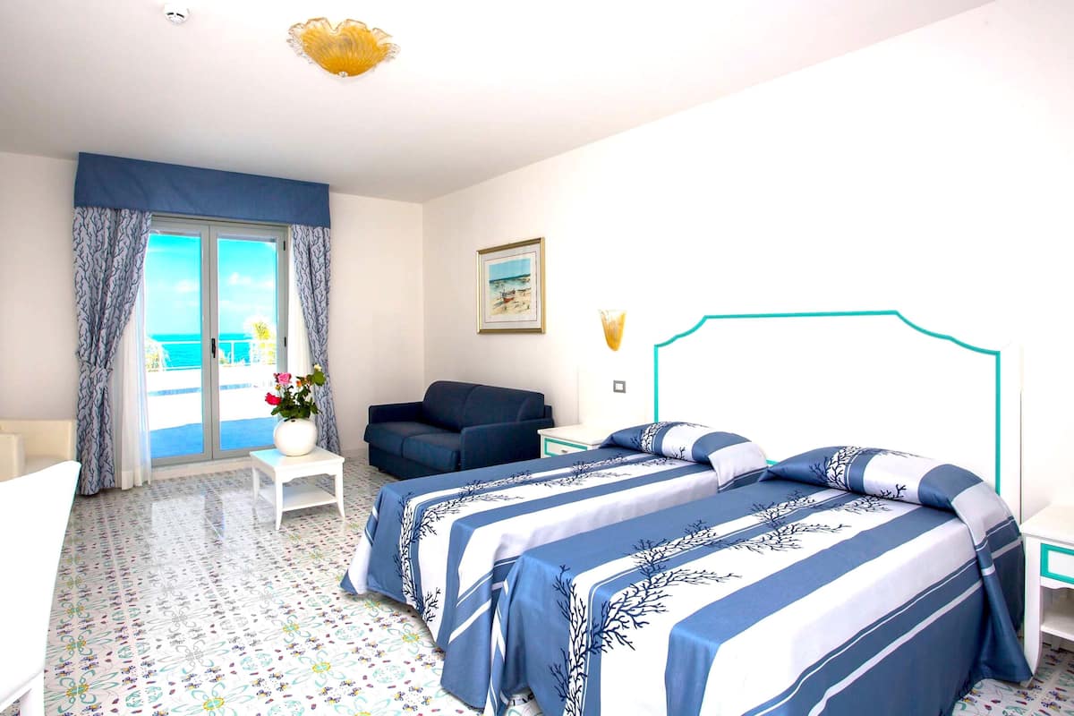 Habitación cuádruple superior, vista al jardín | 1 habitación, ropa de cama de alta calidad y minibar