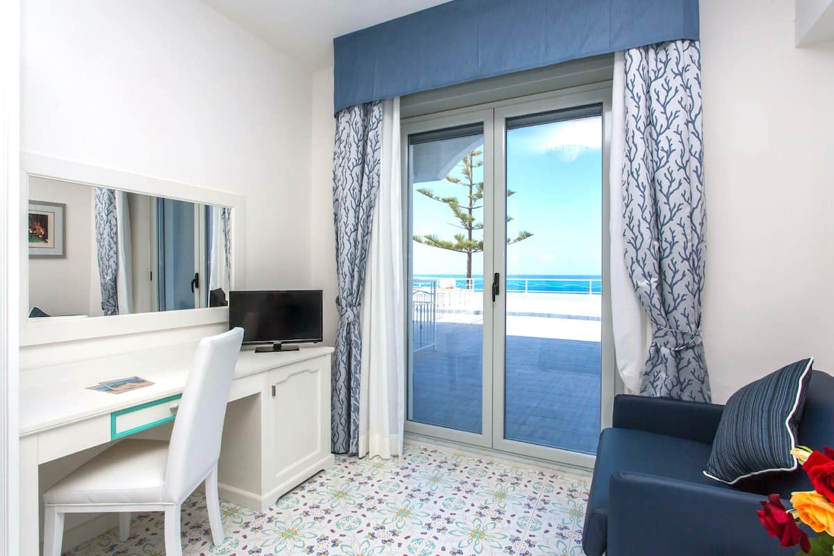 Suite, vista al mar | 1 habitación, ropa de cama de alta calidad y minibar