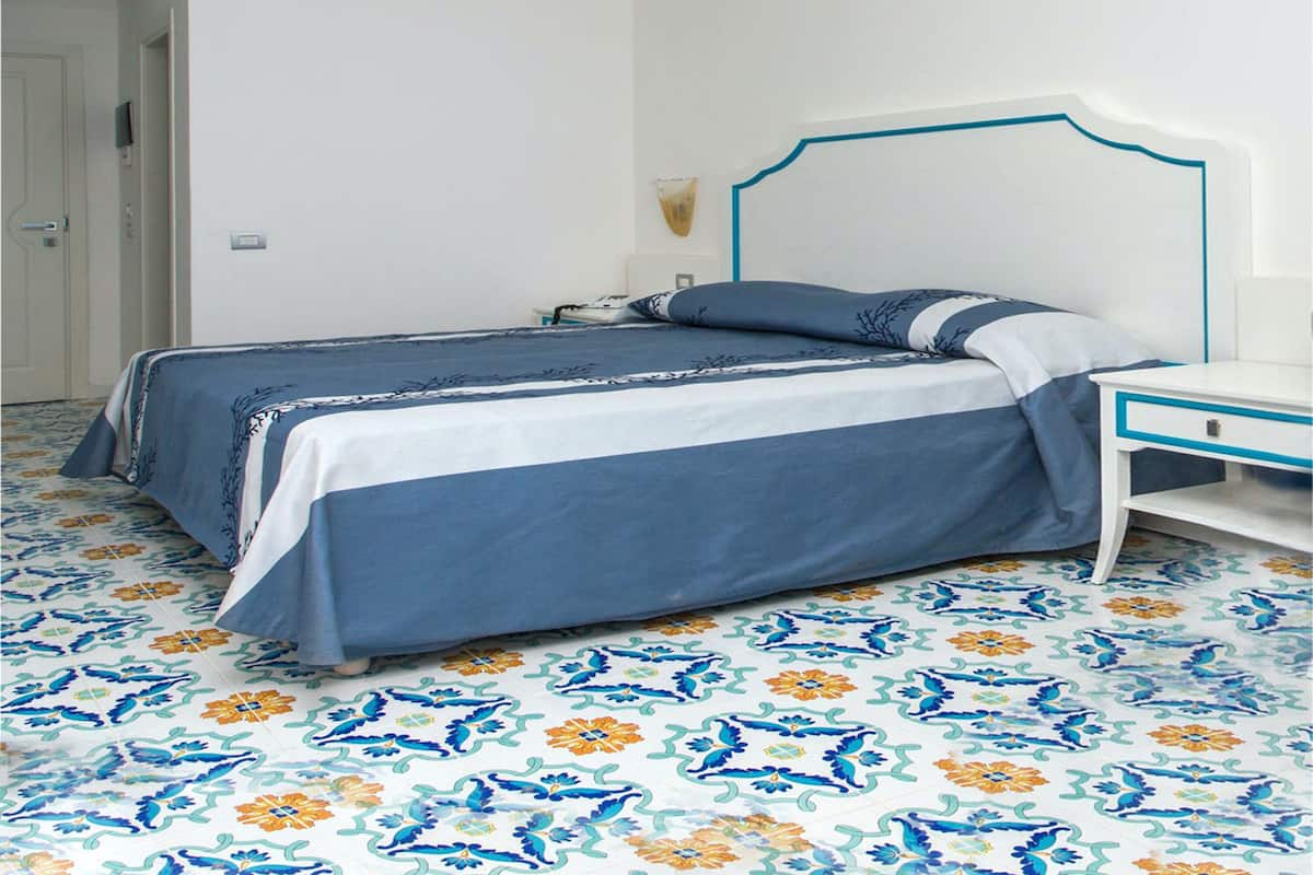 Habitación doble estándar, vista al jardín | 1 habitación, ropa de cama de alta calidad y minibar