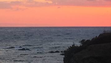 Paisaje costero con una costa rocosa y una vista despejada del mar.