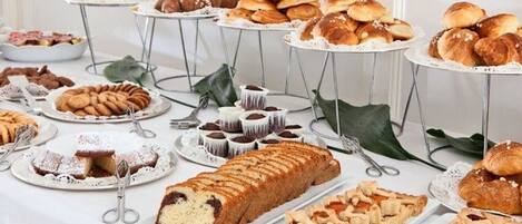 Une grande variété de desserts est présentée, notamment des gâteaux, des tartes et des pâtisseries.