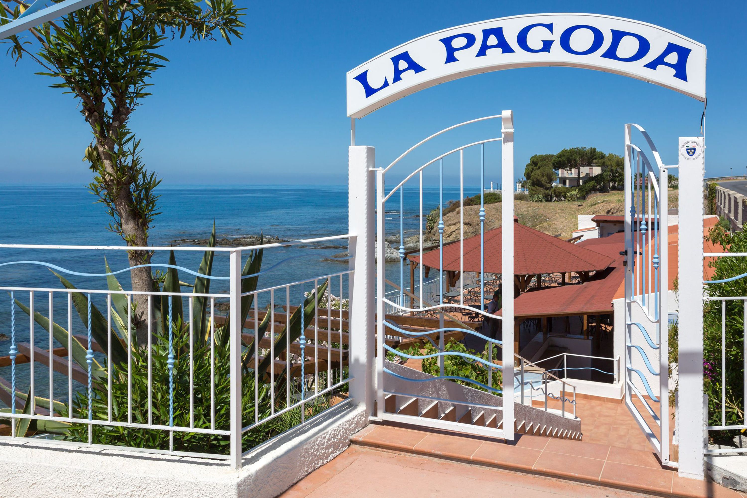 2 restaurants, lunch, dinner served; italian cuisine