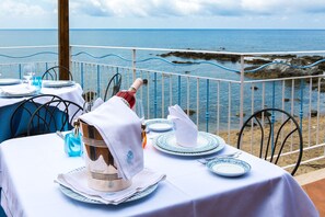 2 restauranter: lunsj og middag serveres
