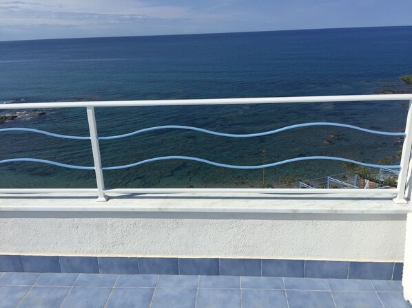 A balcony with a white railing overlooking a clear blue sea. - Hotel Ferretti (Diamante)