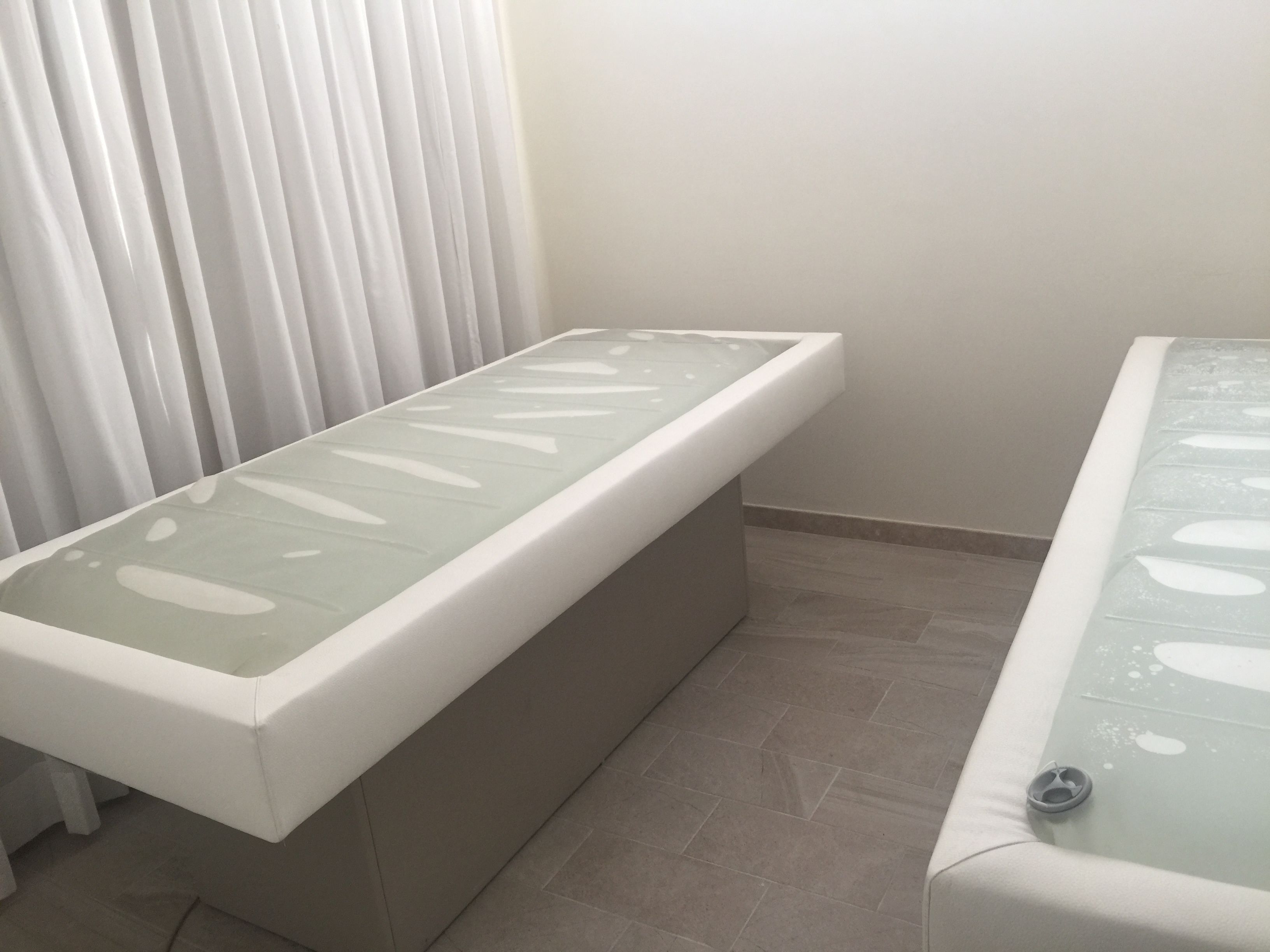 Ein modernes Badezimmer mit einer großen Badewanne und einer separaten, kleineren Dusche.