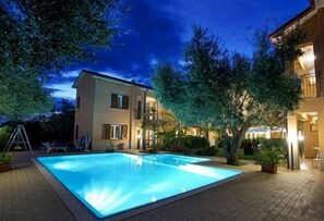 Seasonal outdoor pool, pool umbrellas, sun loungers - Residence Villa Andrea (Camerota)
