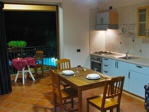 Apartment, 1 Bedroom, Garden View | In-room dining
