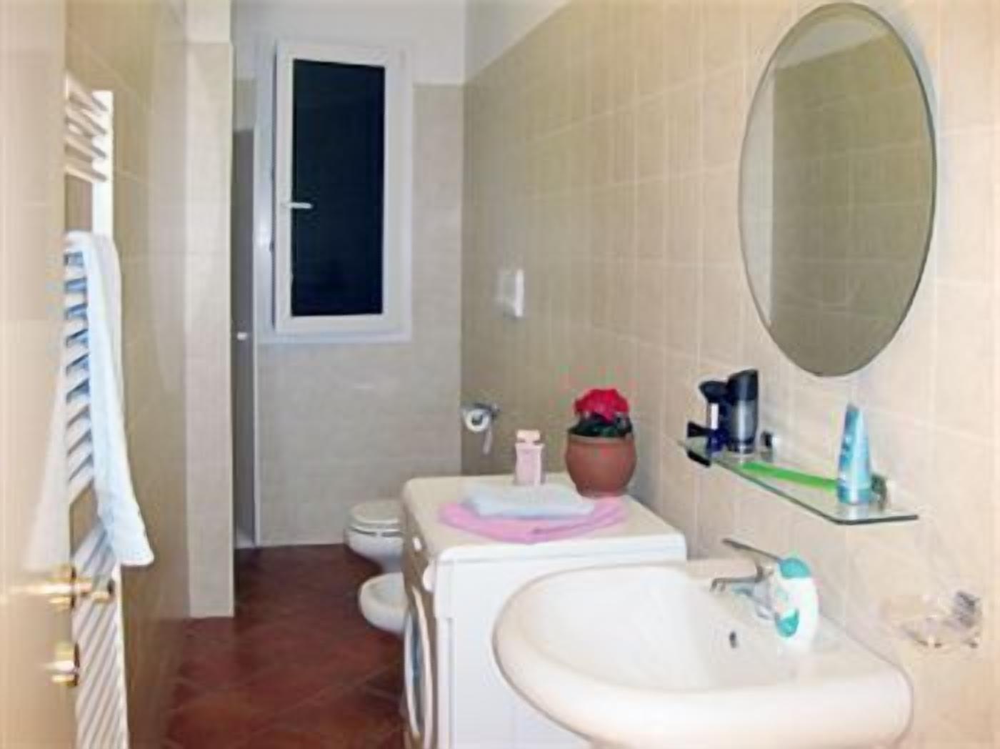 Appartamento, 2 camere da letto, vista giardino | Bagno | Doccia, set di cortesia gratuito, asciugacapelli, bidet