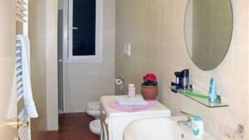 Appartamento, 2 camere da letto, vista giardino | Bagno | Doccia, set di cortesia gratuito, asciugacapelli, bidet