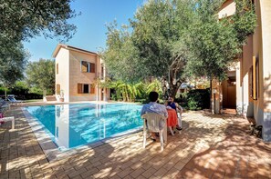 Seasonal outdoor pool, pool umbrellas, sun loungers - Residence Villa Andrea (Camerota)
