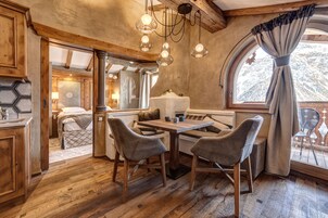 Senior-Suite | Essbereich im Zimmer