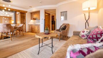 Suite (BelArosa) | Hypo-allergenic bedding, down comforters, minibar, in-room safe