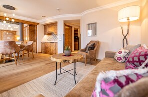 Suite (BelArosa) | Literie hypoallergénique, couette en duvet d'oie, minibar