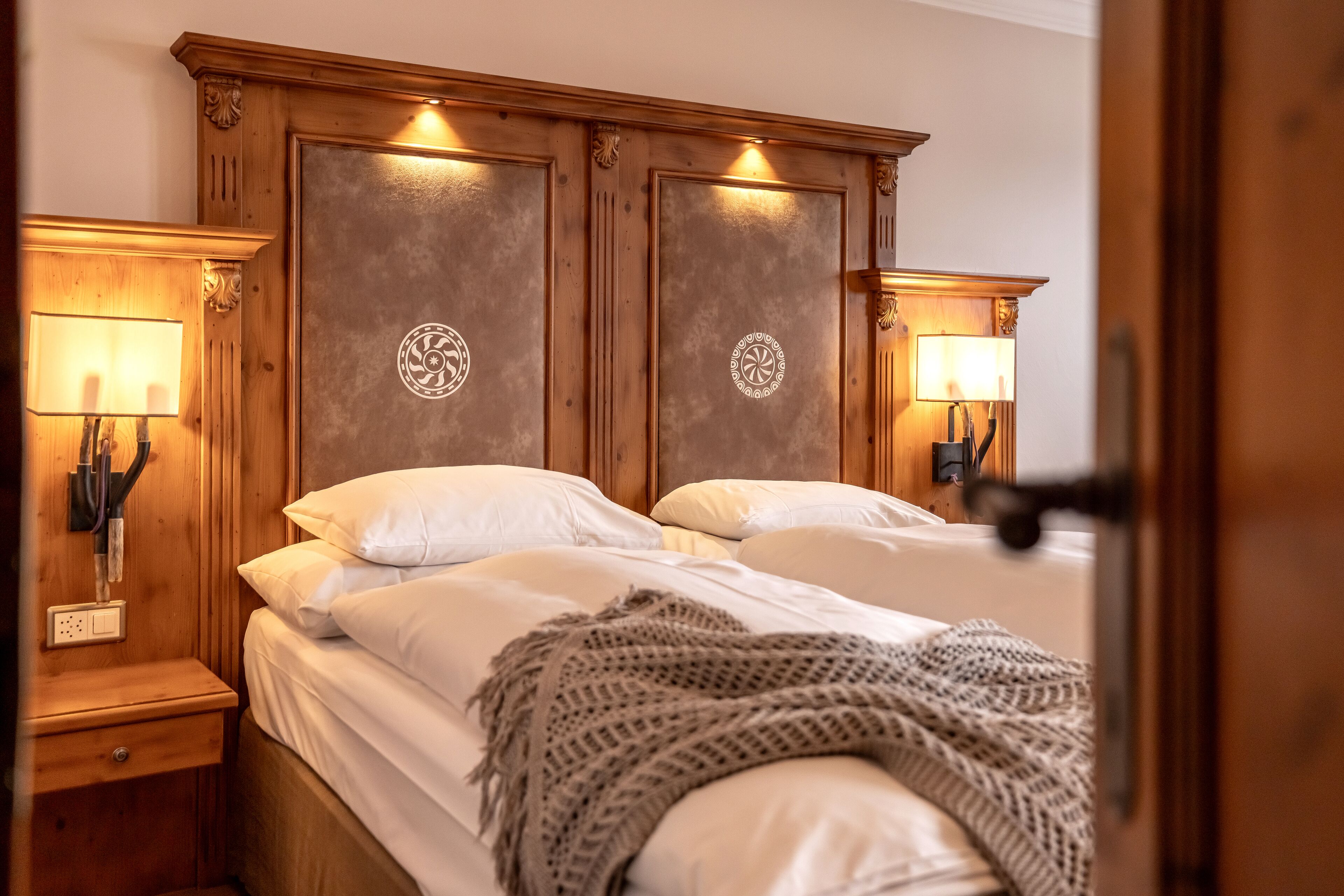 double room | hypo-allergenic bedding, down duvets, minibar, in-room safe