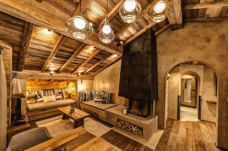 Luxury Suite | Living room | 80-cm flat-screen TV with cable channels, TV