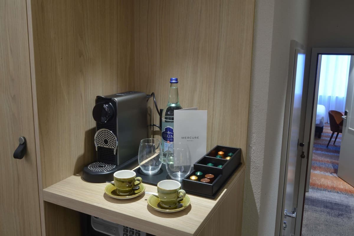Hypo-allergenic bedding, minibar, in-room safe, individually furnished