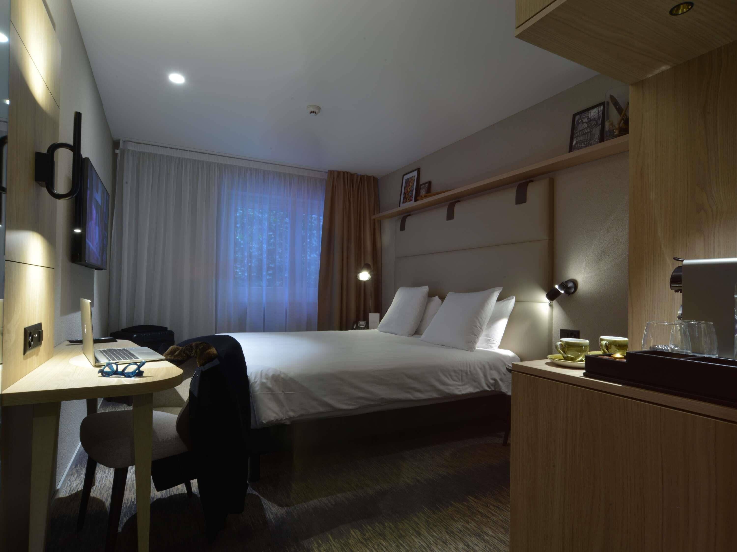 Habitación superior, 1 cama Queen size | Ropa de cama hipoalergénica y minibar 