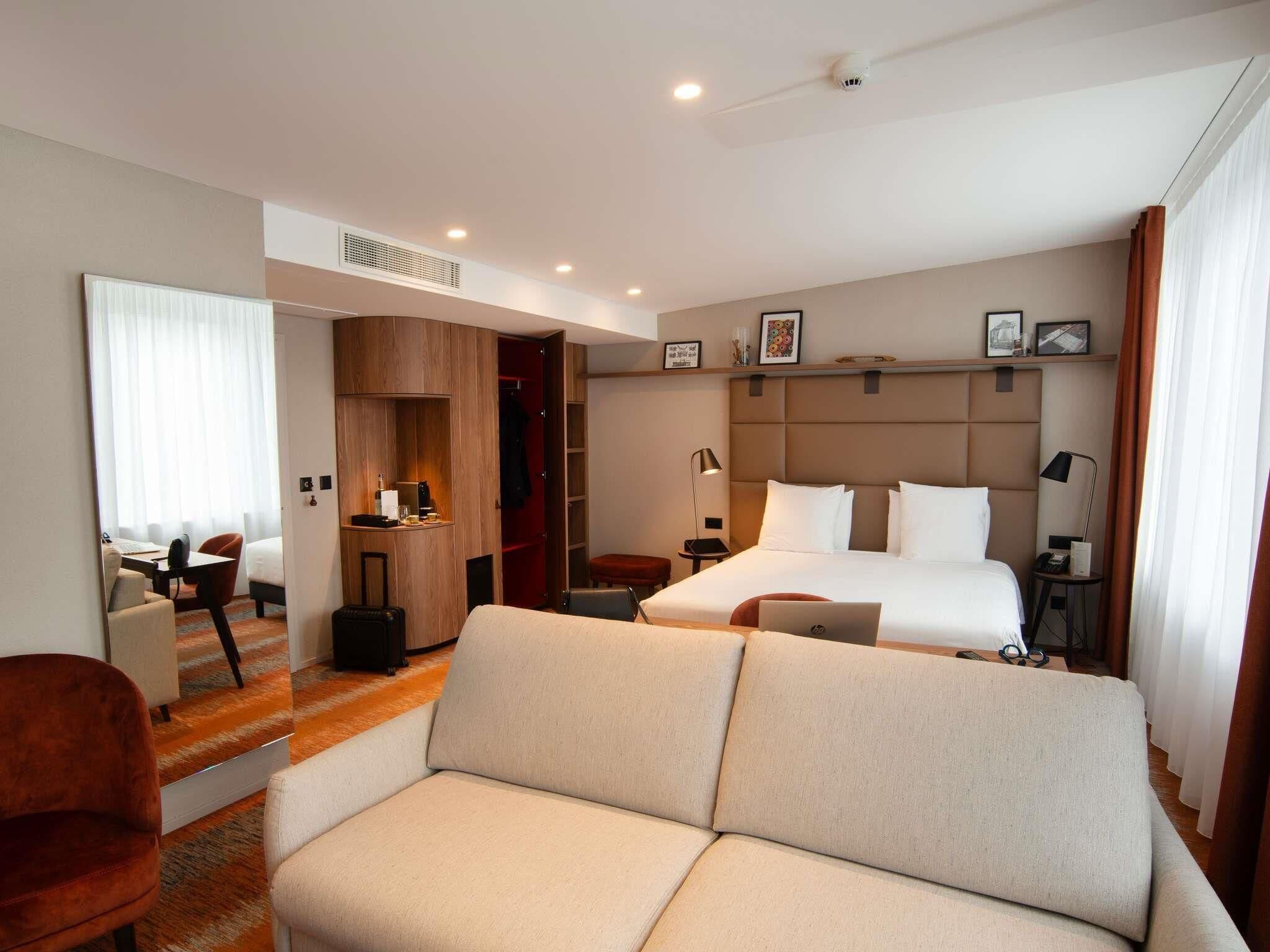 Suite, 1 llit doble i sofà llit | Roba de llit hipoal·lergògena, minibar i caixa forta a l'habitació 