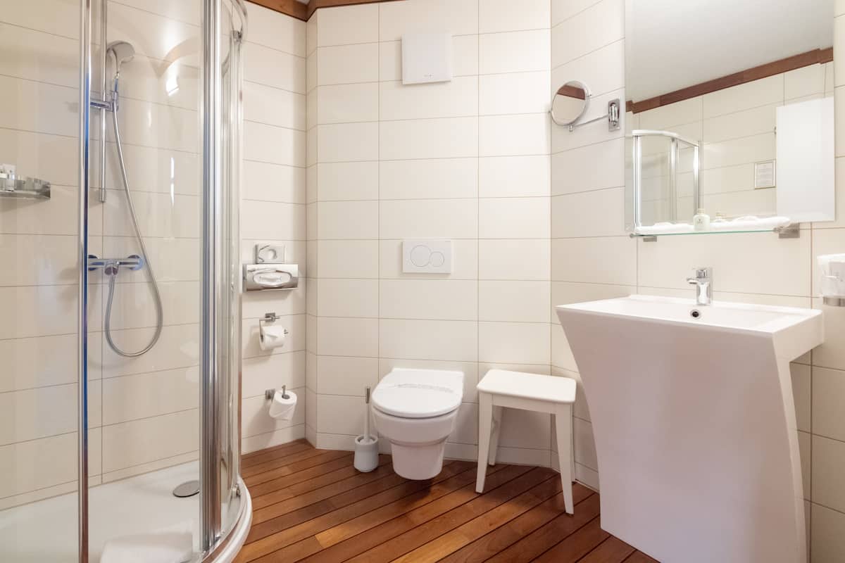Een diep bad, milieuvriendelijke toiletartikelen, een haardroger
