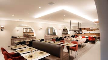 Café da manhã com buffet todos os dias (CHF 27 por pessoa)
