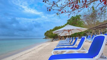 Playa privada, arena blanca, tumbonas y sombrillas