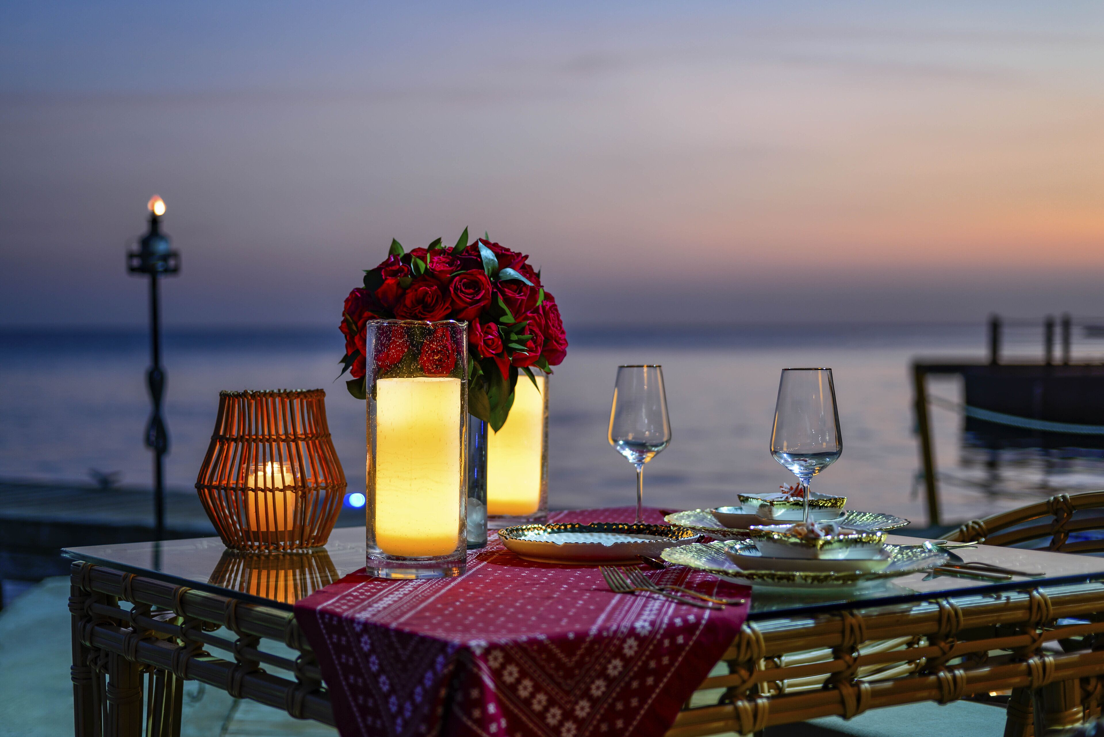 2 restaurants, lunch, dinner served; local and international cuisine