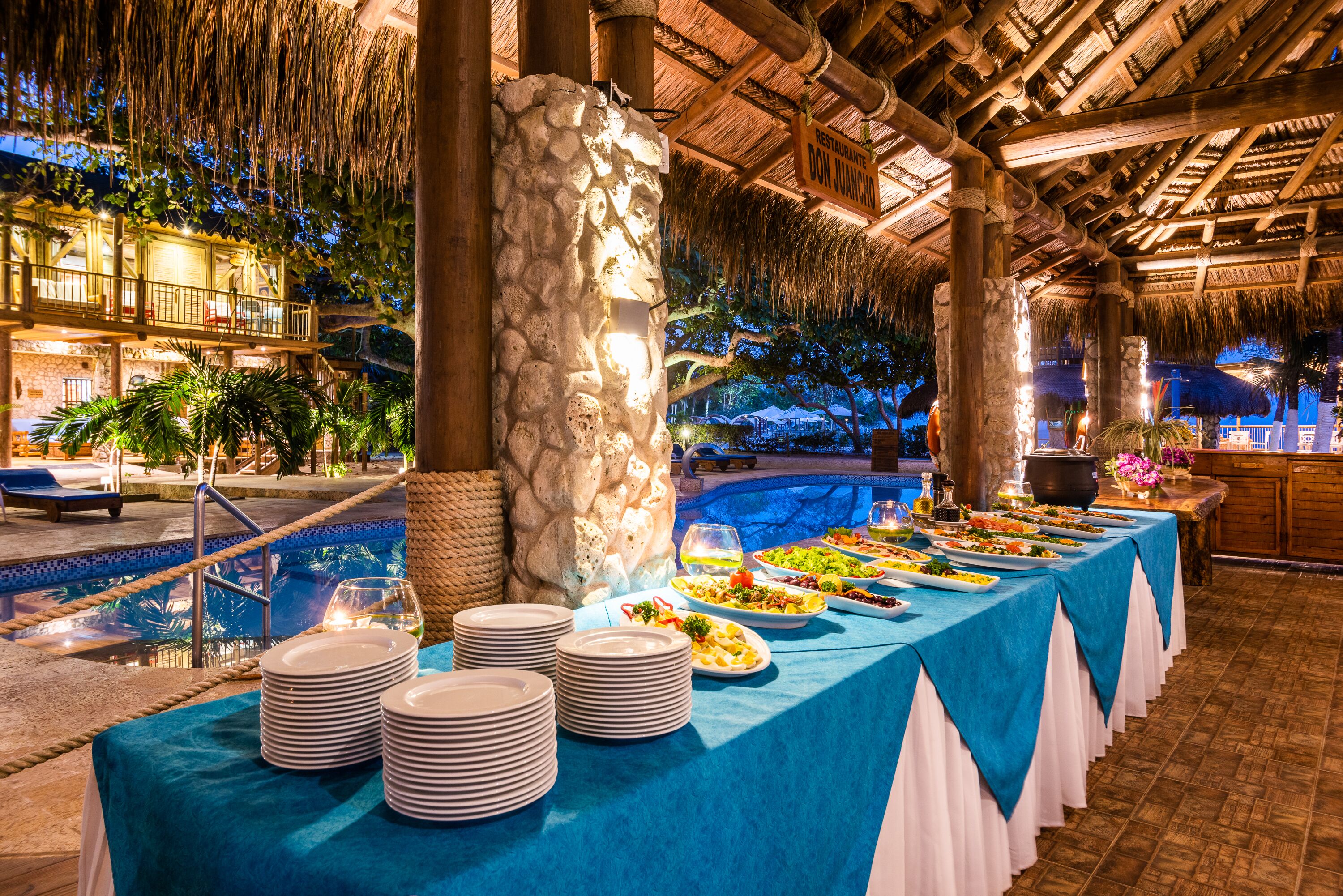 2 restaurants, lunch, dinner served; local and international cuisine