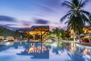2 piscines extérieures, parasols de plage, chaises longues